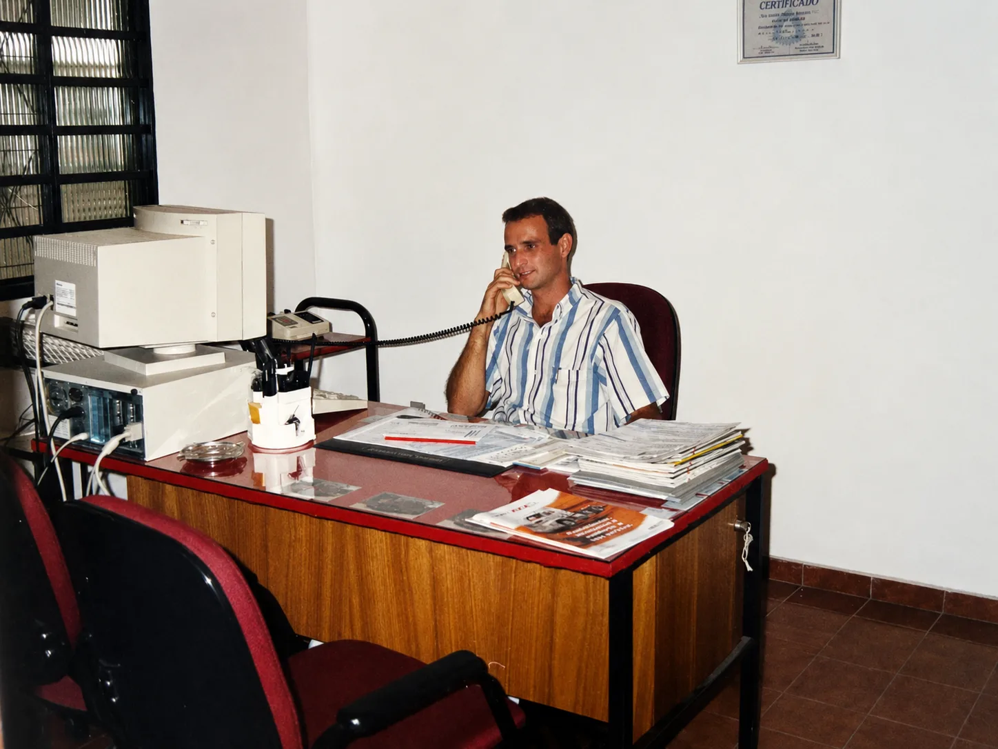 Helio Segatto, fundador da Sul Veículos, em seu escritório em 1997